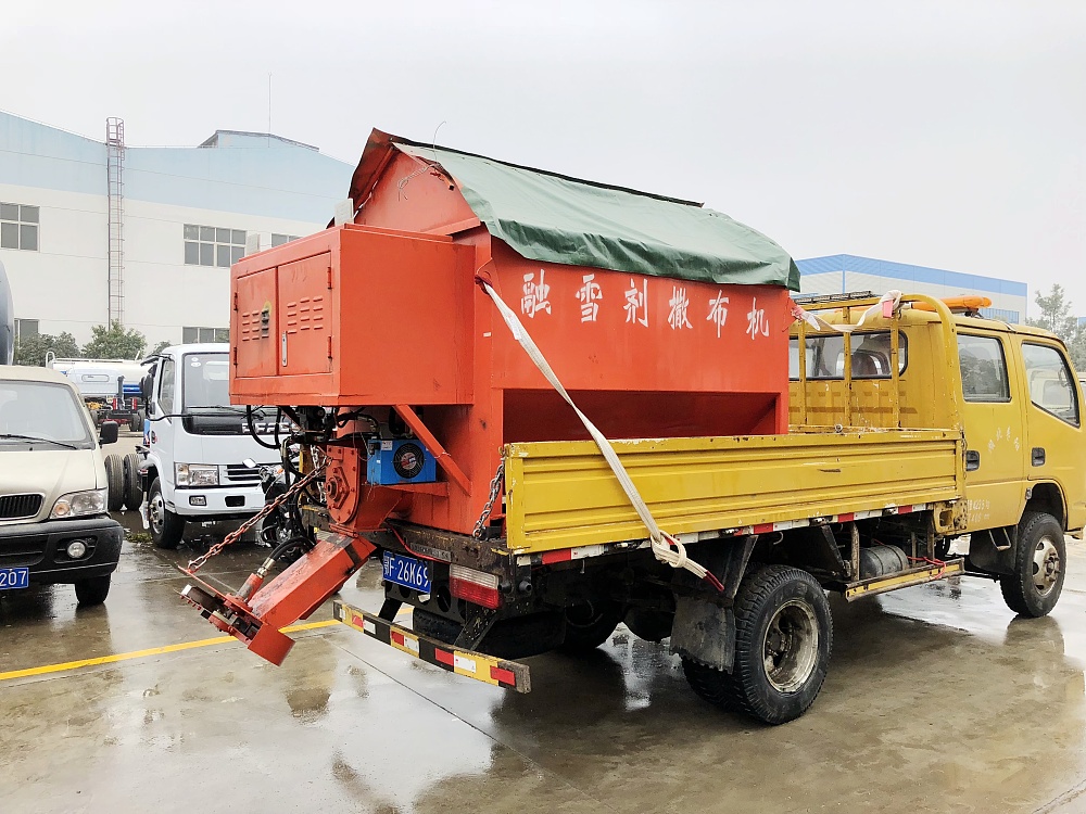 東風雙排座貨車帶融雪劑撒布機