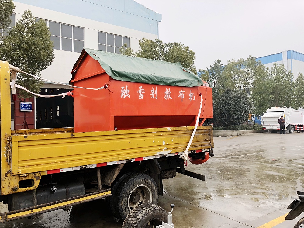 東風雙排座貨車帶融雪劑撒布機